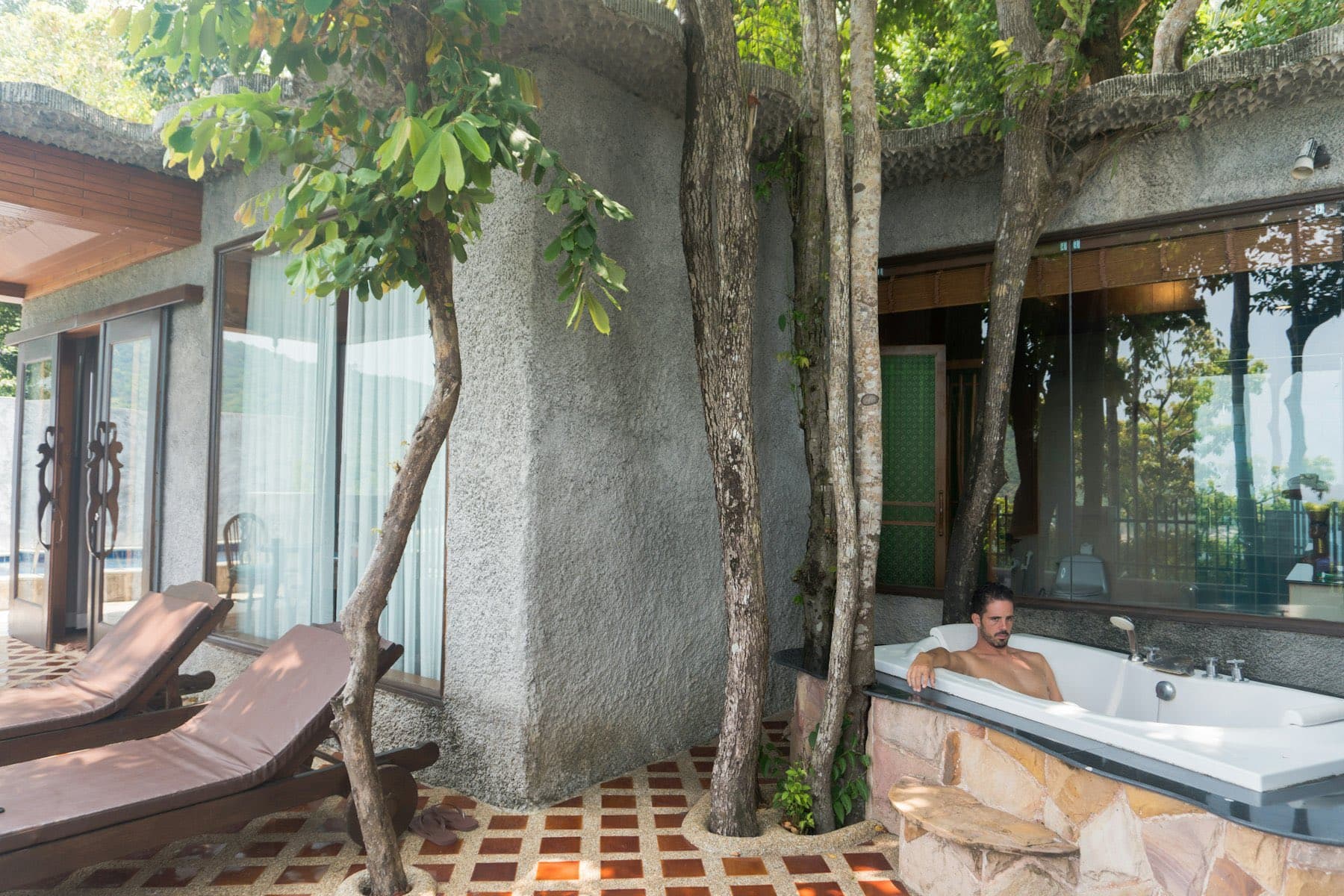 Patio interior con camastros y vegetación tropical