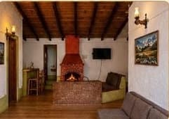 Chimenea y comedor · Cabaña campestre en Tapalpa, Tapalpa
