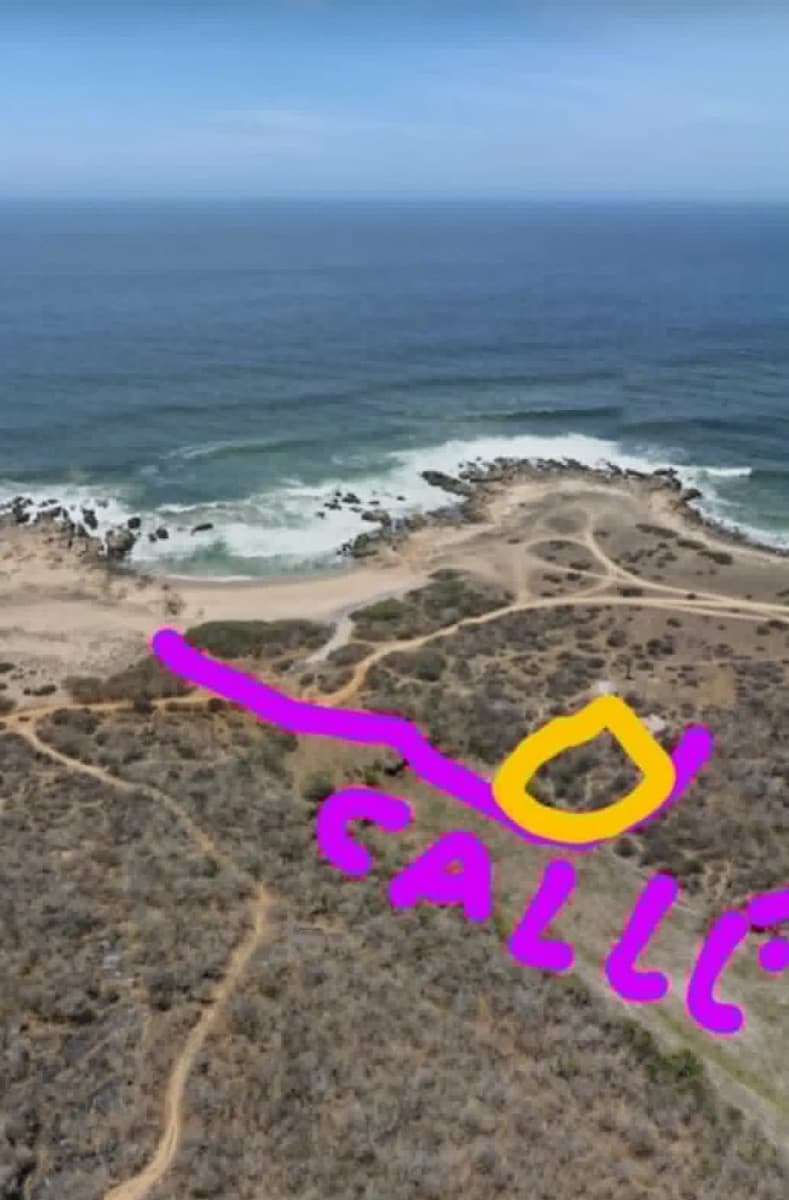 Vista aérea de la costa con el lote marcado en amarillo