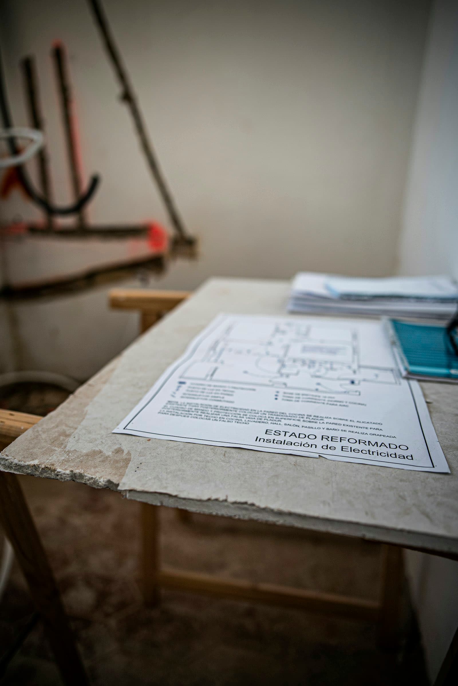 Plano de instalación eléctrica sobre restirador con anotaciones
